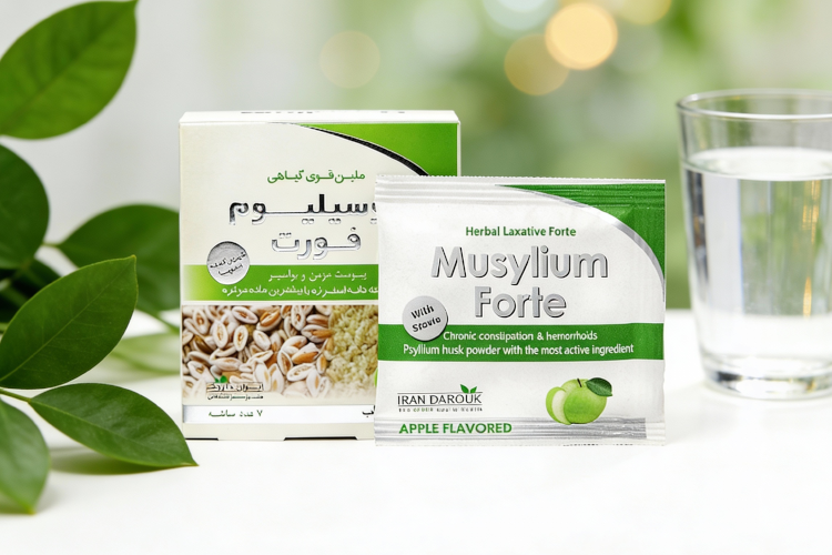 عوارض پودر موسیلیوم فورت - تصویر محصول روی سطح سفید با عناصر طبیعی